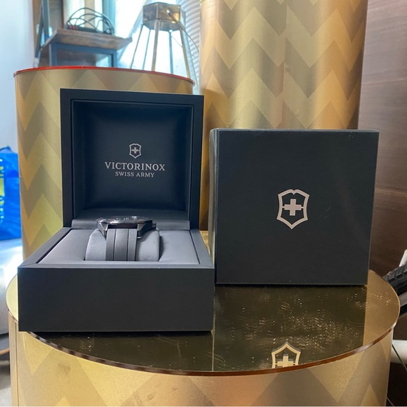 victorinox custom garrison watch. never worn and is in perfect condition. - Picture 2 of 4